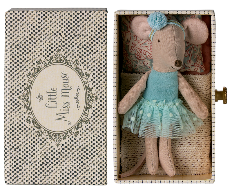 Dance mouse in daybed, Little sister