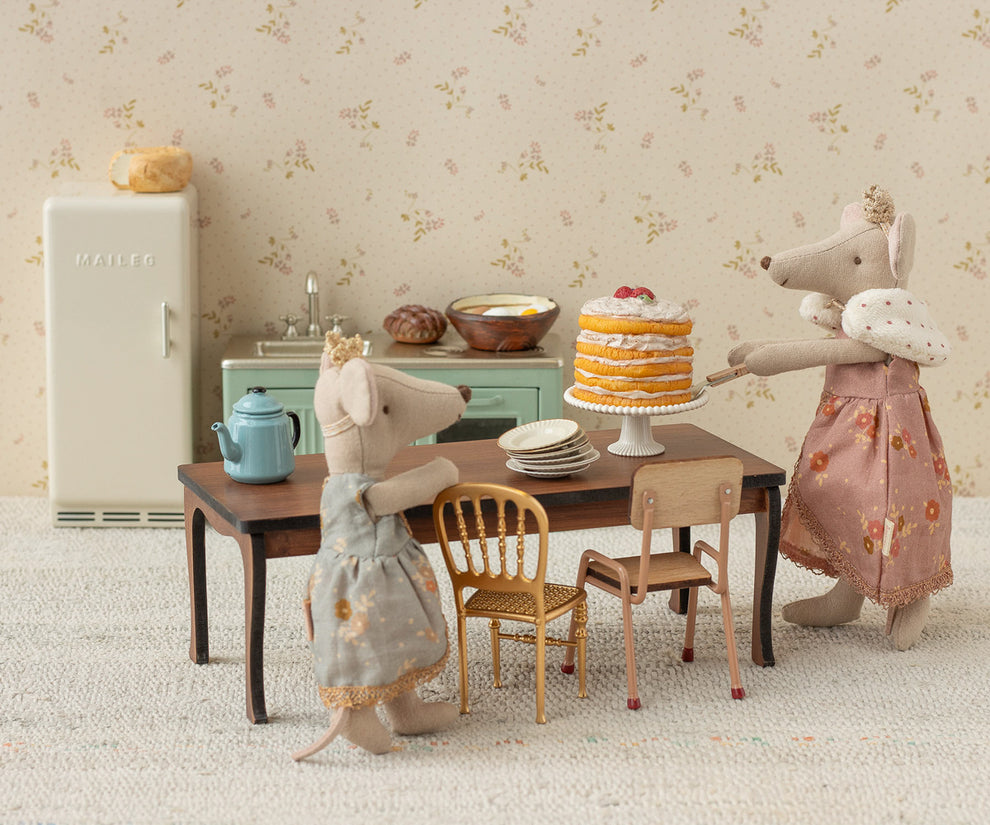 Party Cake And Cake Stand - Mouse Off White