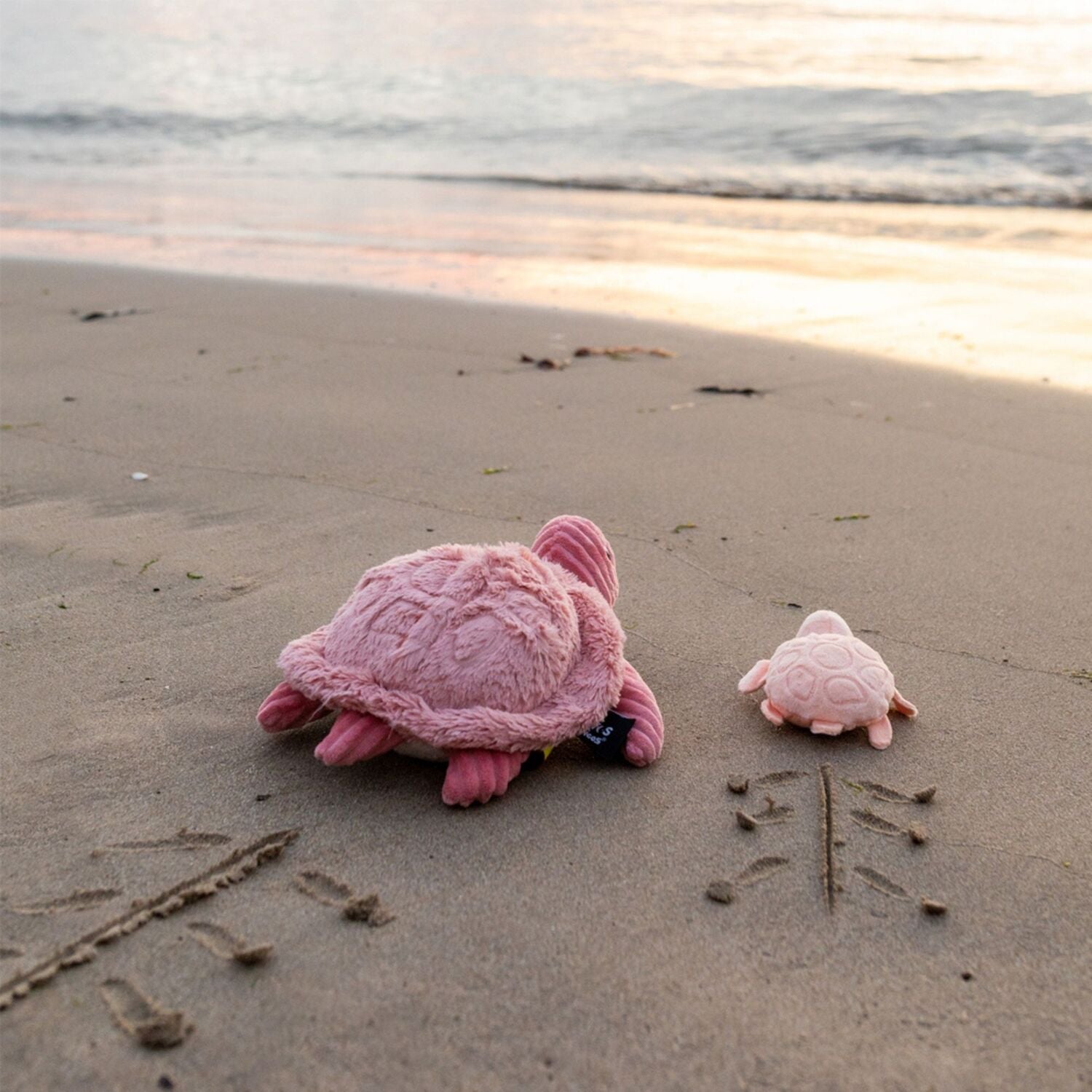 Sea Turtle Mom and Her Baby (Medium - Pink)